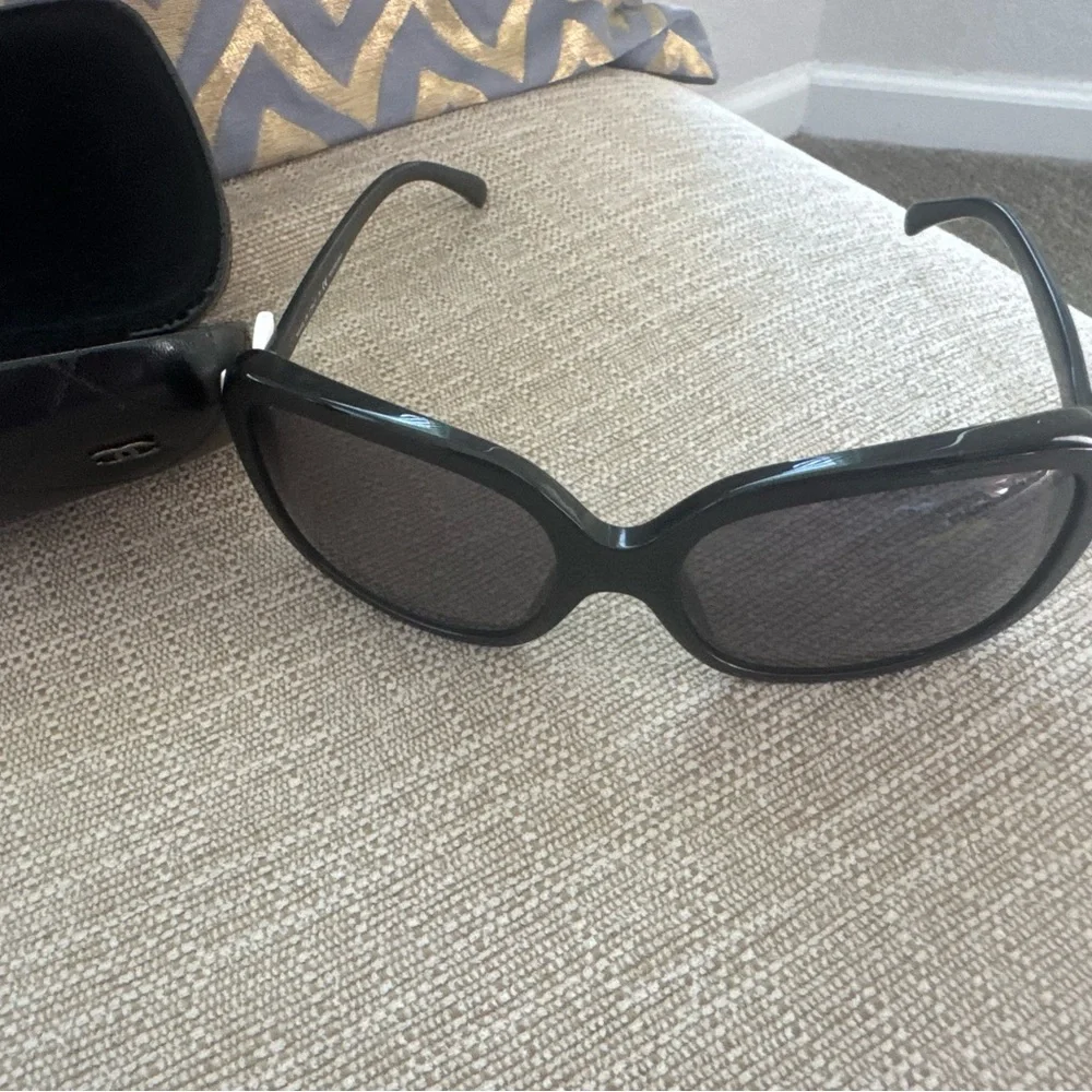 CHANEL Black Oversized Square Sunglasses with Gradient Lenses - Picture 3 of 4